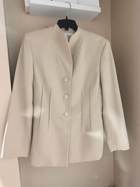 Le Suit Cream Collarless Button Blazer